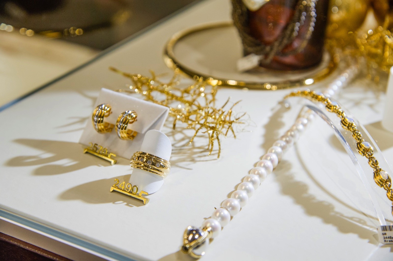 Juwelier Goldschmuck und Perlenkette.jpg